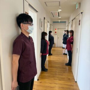 毎朝のミーテイング前の全員　壁立ち